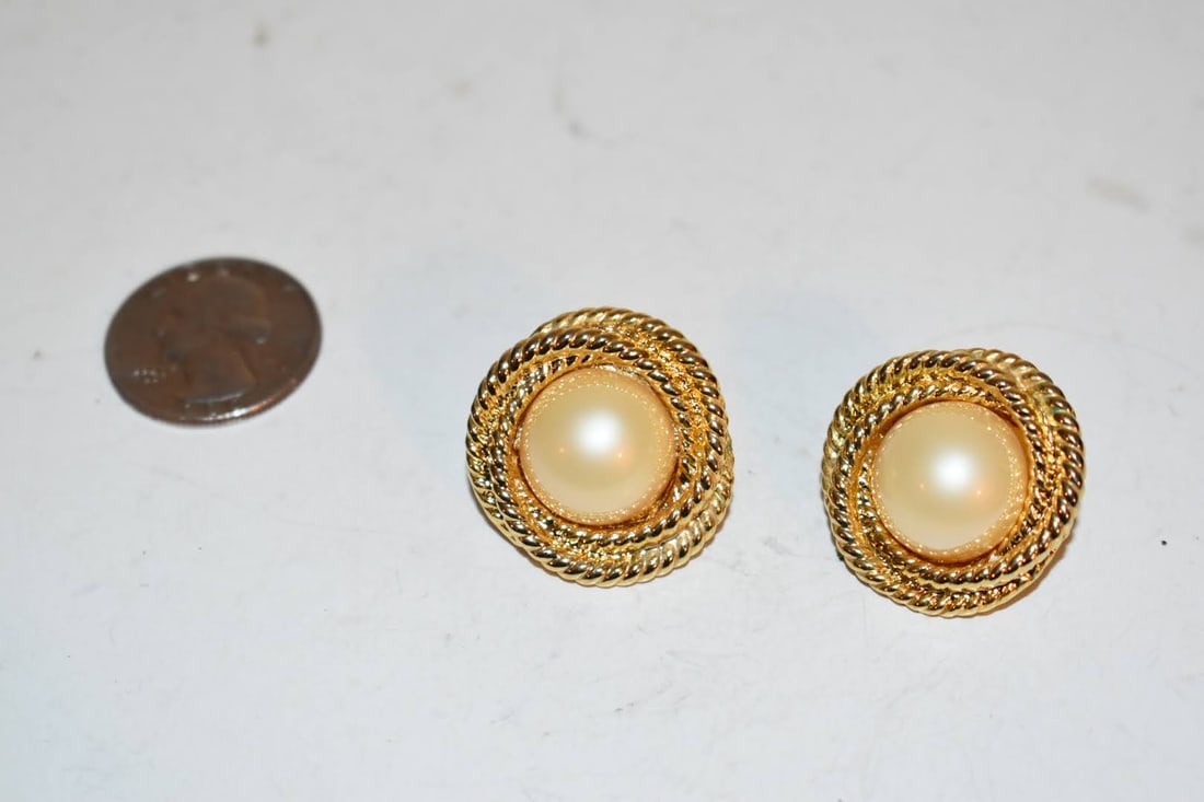 Vintage goldtone pearl Earrings: Vintage goldtone pearl Earrings Please view all photos as they are part of the description and condition of this Item, Feel free to contact me with questions or picture requests! Used Item AS IS