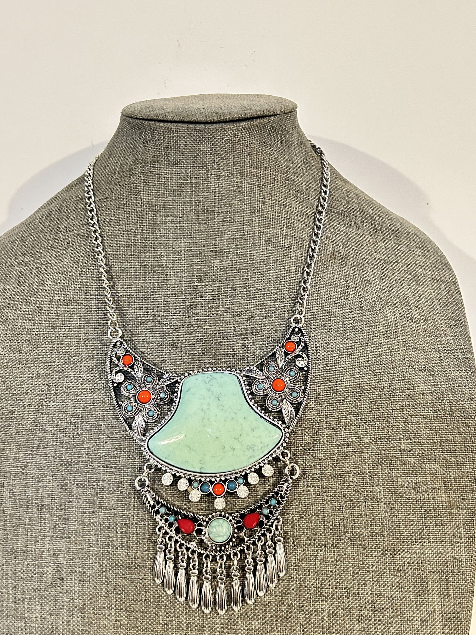 Vintage Statement Necklace: Vintage Statement Necklace Please view all photos as they are part of the description and condition of this Item, Feel free to contact me with questions or picture requests! Used Item AS IS