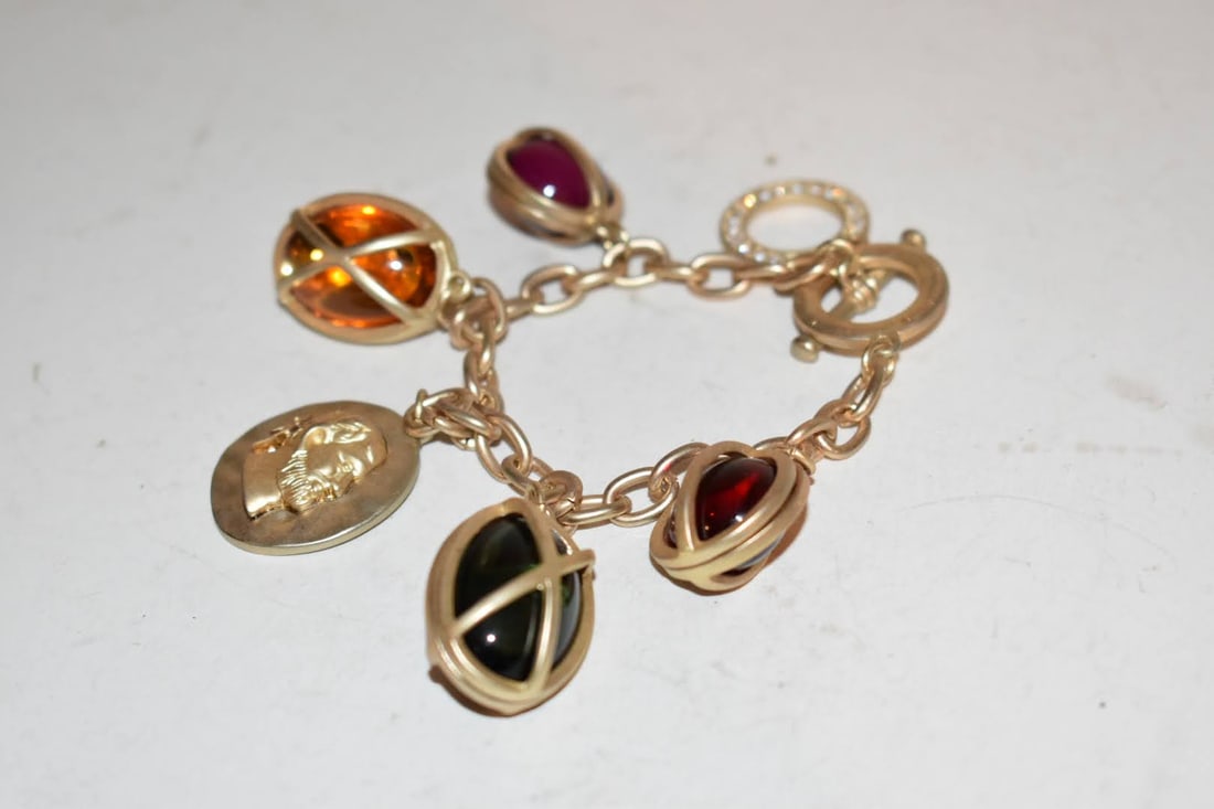 Vintage trinkit Bracelet: Vintage trinkit Bracelet Please view all photos as they are part of the description and condition of this Item, Feel free to contact me with questions or picture requests! Used Item AS IS