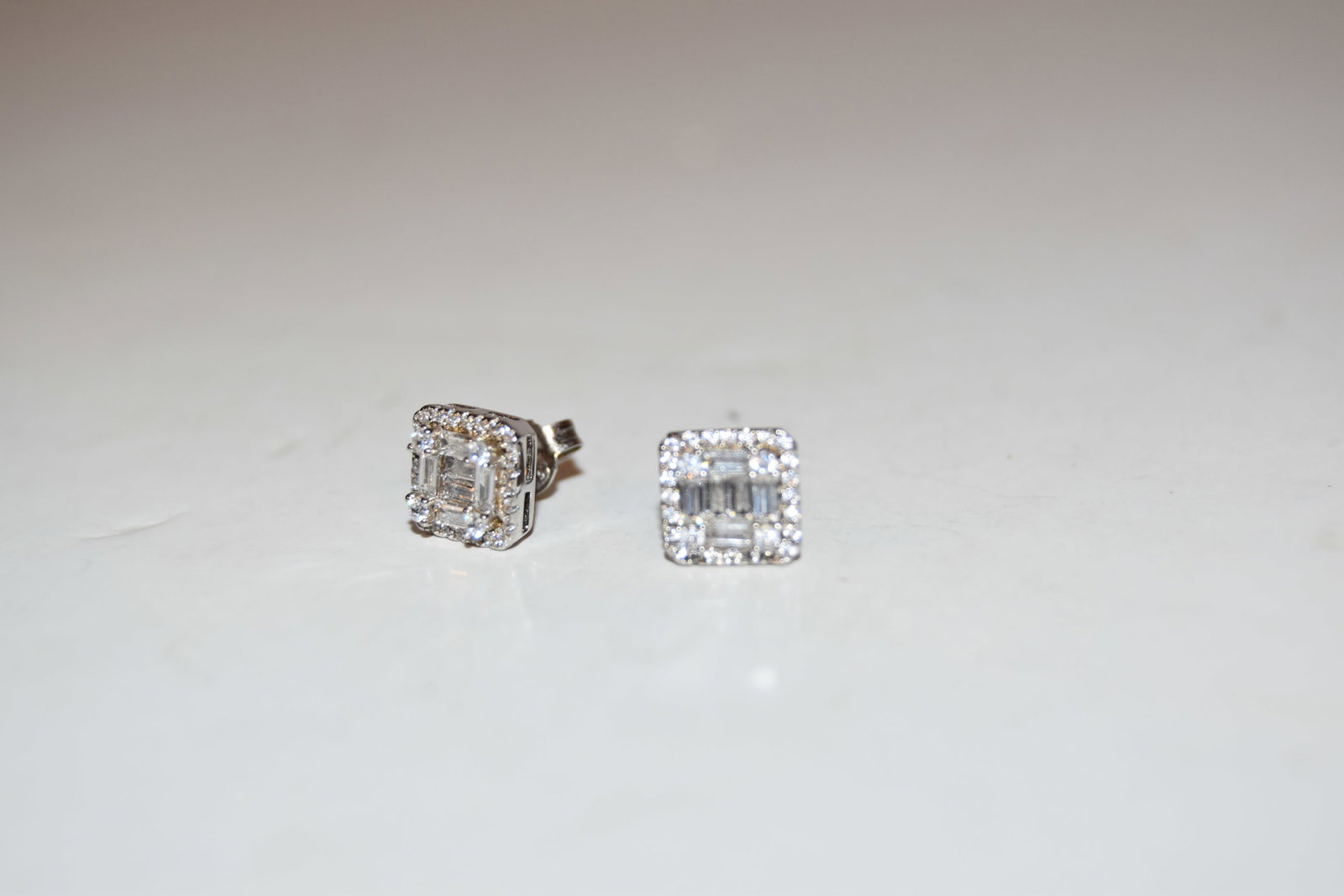 Vintage Sterling Silver rhinestone post Earrings: Vintage Sterling Silver rhinestone post Earrings Please view all photos as they are part of the description and condition of this Item, Feel free to contact me with questions or picture requests! Used