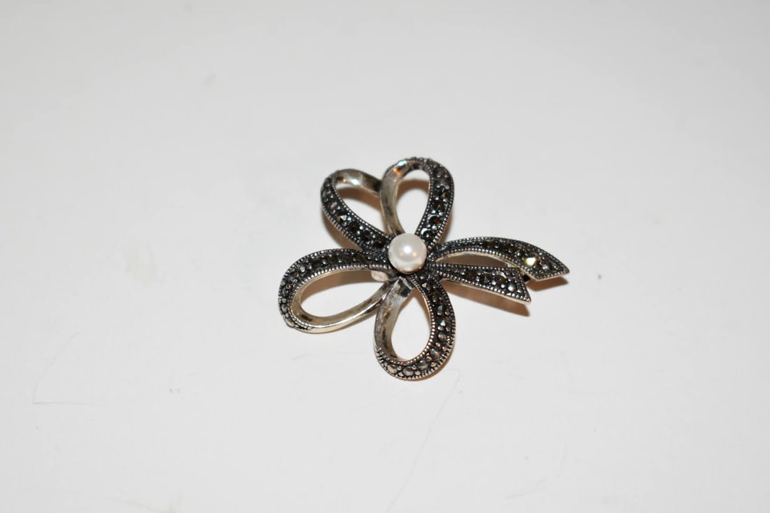 Vintage Sterling Silver Marcasite brooch 1 1/2 inch: Vintage Sterling Silver Marcasite brooch 1 1/2 inch Please view all photos as they are part of the description and condition of this Item, Feel free to contact me with questions or picture requests! U