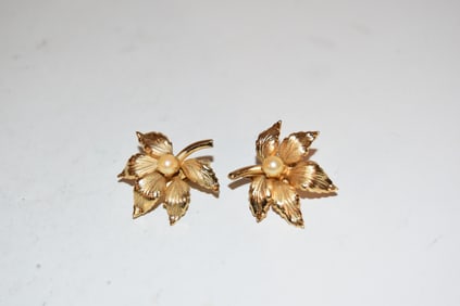 Vintage gold tone flower Earrings