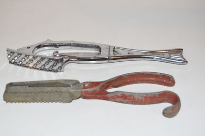 Vintage lot of 2 fishing tools, fish gripper, fish-master