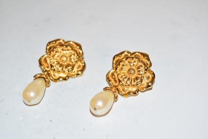 Vintage Avon flower pearl Earrings