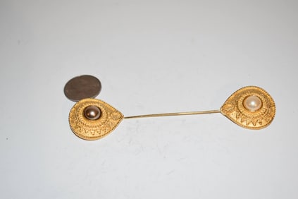 vintage goldtone richelieu pin hat brooch