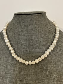 Vintage white beaded pearl style Neckalace