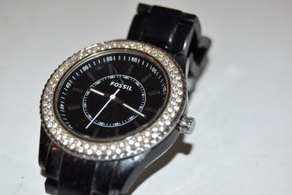 Fossil ES-2445 Women’s Black Rhinestone Analog Quartz Wristwatch works great!!!