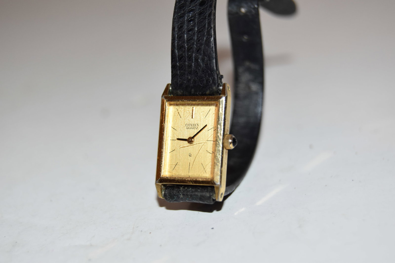 Citizen Quartz Gold tone Women's slim Watch 2200 works has scratches: Citizen Quartz Gold tone Women's slim Watch 2200 works has scratches Please view all photos as they are part of the description and condition of this Item, Feel free to contact me with questions or pi