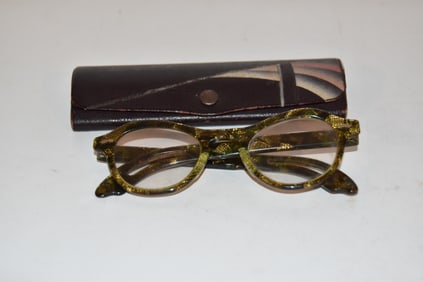 Vintage Plastic Old Cat Glasses Very Brittle has a small crack on the frame