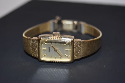 Vintage Seiko Watch Women Gold Plated Rectangle Case 1100-5499-p Manual Wind works great!!