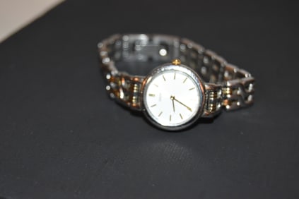 Seiko Ladies Dress Watch 1N00 - 1E09 Vintage Quartz TWO Tone Bracelet works