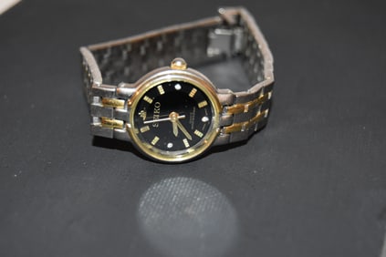 Seiko Ladies Dress Watch V401-5241 Black dial Quartz TWO Tone Bracelet works