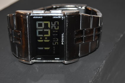 Vintage Fossil Quartz Digital Black Dial Men's Wristwatch working chip on the glass