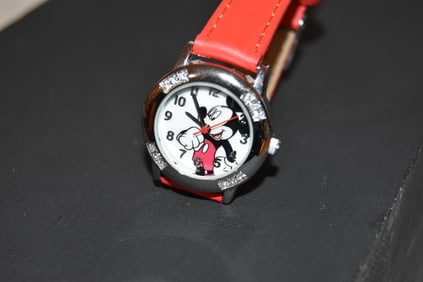 Vintage disney pc21 Mickey mouse Watch working