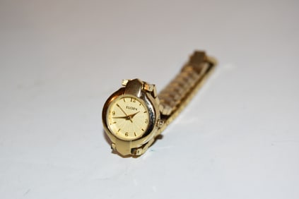 Vintage Elgin Ladies Watch Japan Quartz Gold Toned Wristwatch works great needs battery