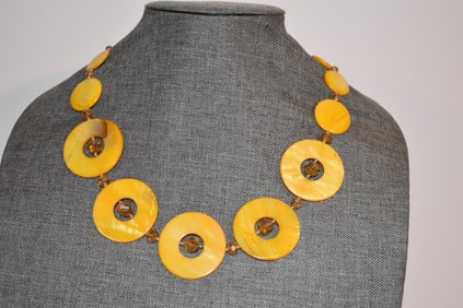 vintage mother of pearl yellow necklace 18"