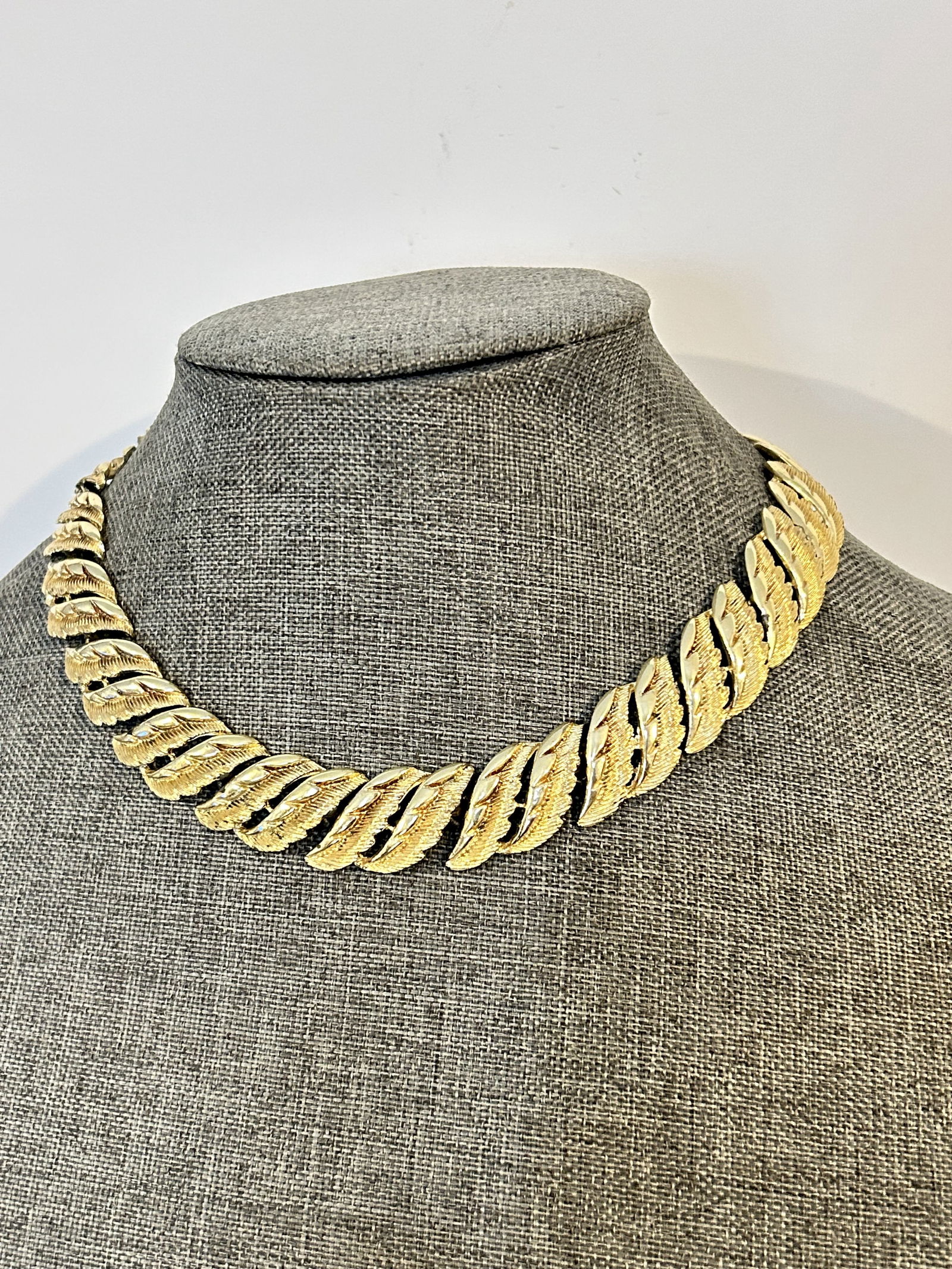 Vintage Art Nouveau Floral Gold Tone Choker Necklace by Coro: Vintage Art Nouveau Floral Gold Tone Choker Necklace by Coro Please view all photos as they are part of the description and condition of this Item, Feel free to contact me with questions or picture re