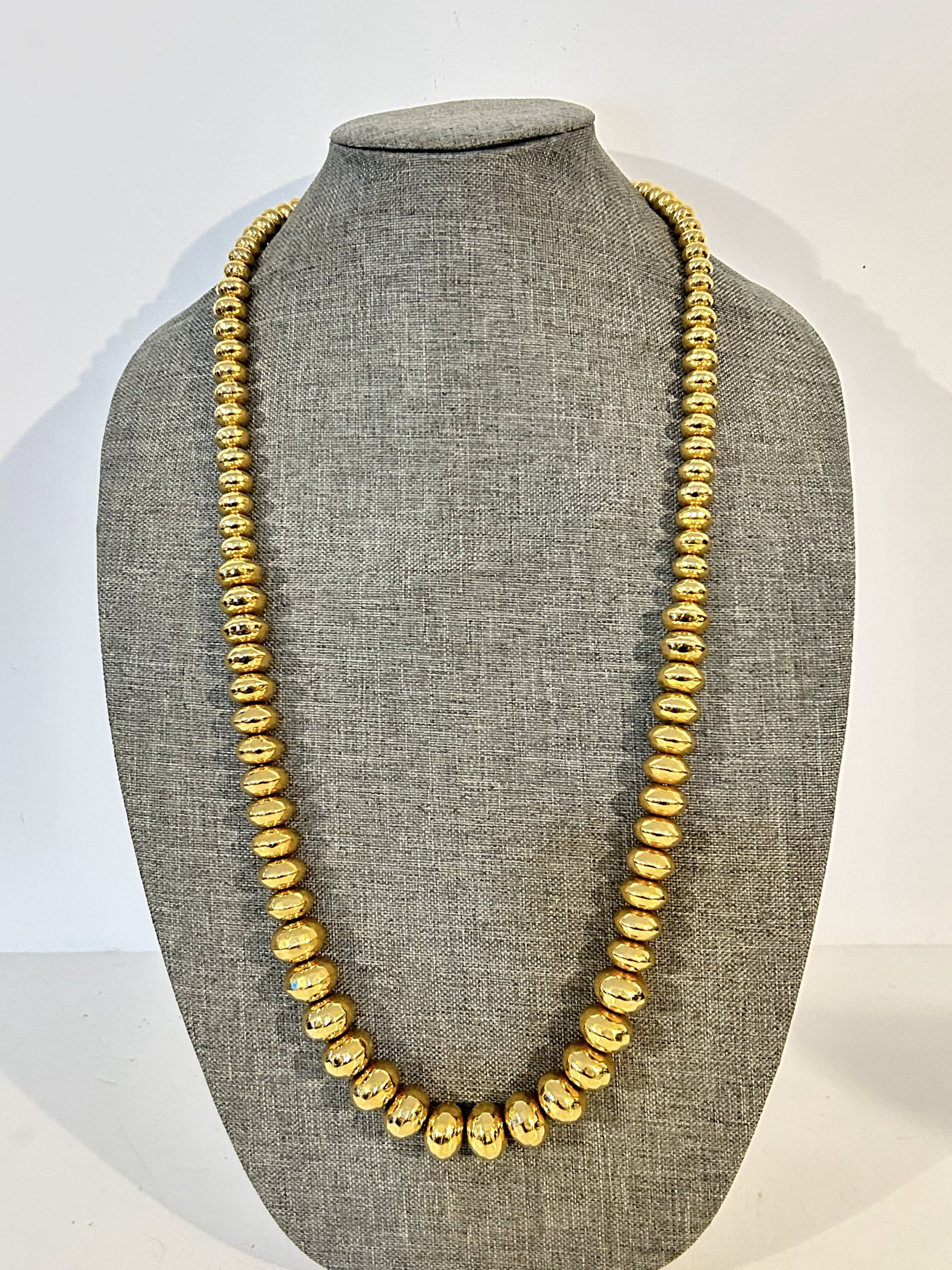 Vintage Beaded gold tone Monet Necklace: Vintage Beaded gold tone Monet Necklace Please view all photos as they are part of the description and condition of this Item, Feel free to contact me with questions or picture requests! Used Item AS 
