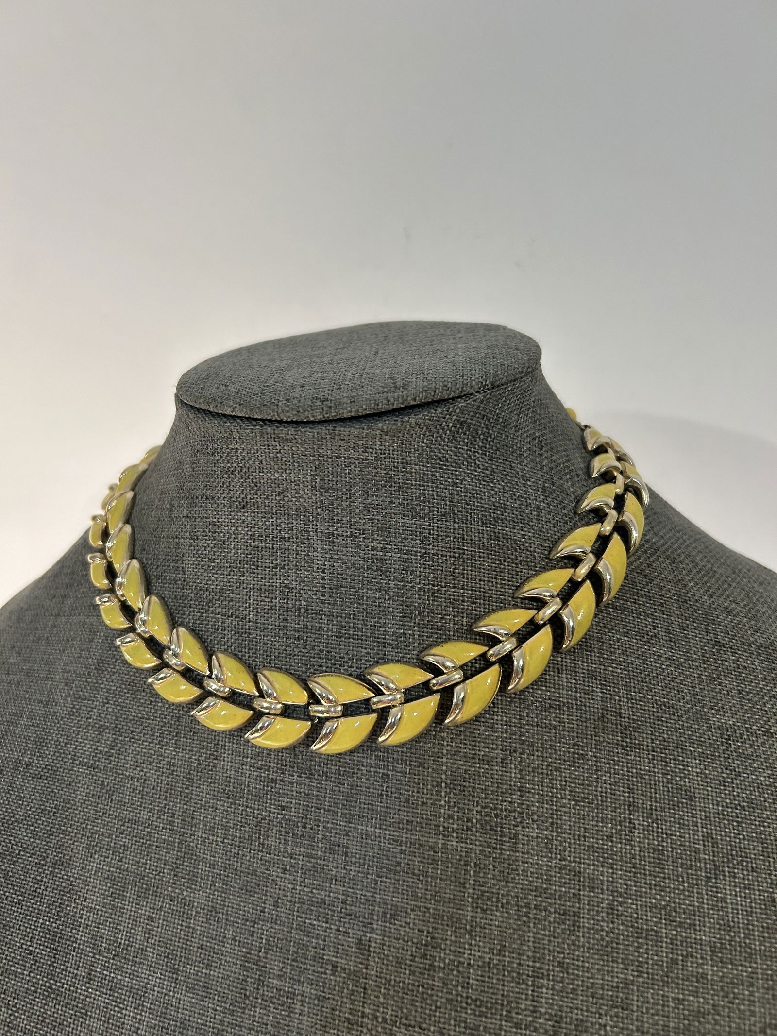 Coro Vtg Linked Necklace Choker Yellow Moonglow: Coro Vtg Linked Necklace Choker Yellow Moonglow Please view all photos as they are part of the description and condition of this Item, Feel free to contact me with questions or picture requests! Used