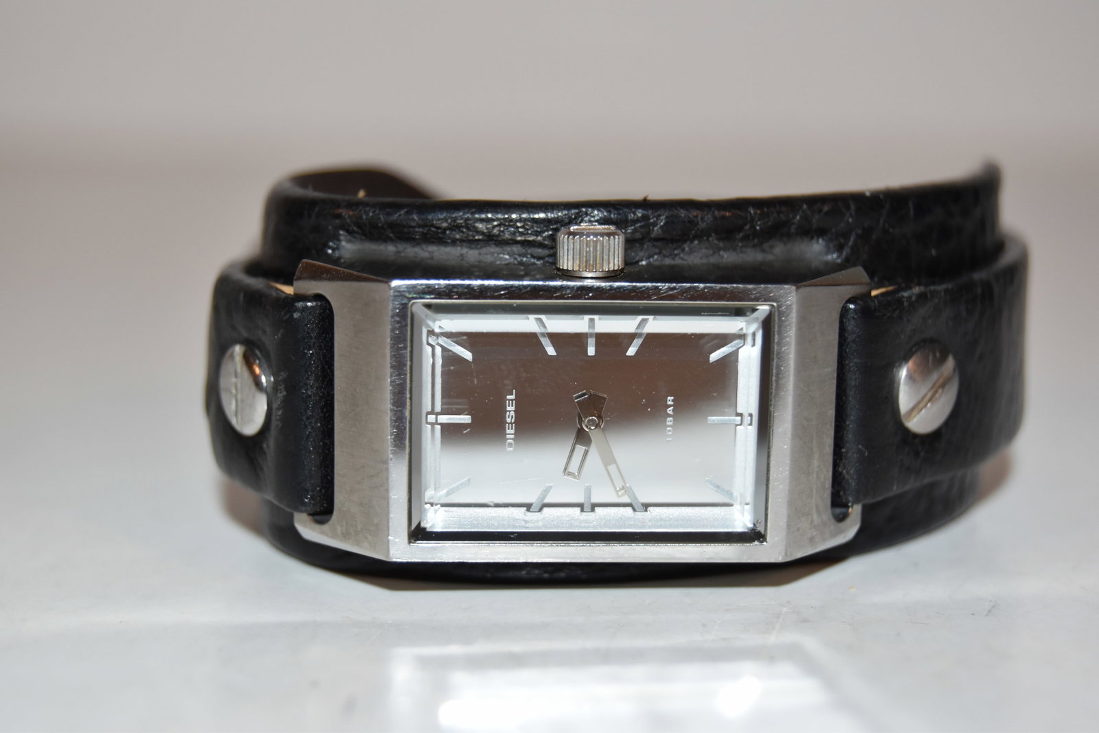 Vintage Diesel Quartz 10 BAR Analog Watch works great: Vintage Diesel Quartz 10 BAR Analog Watch works great Please view all photos as they are part of the description and condition of this Item, Feel free to contact me with questions or picture requests!