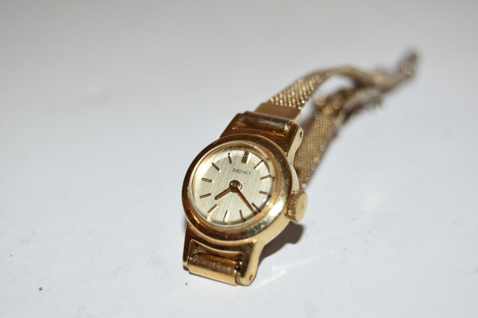 Seiko Women's Quartz Watch working: Seiko Women's Quartz Watch working Please view all photos as they are part of the description and condition of this Item, Feel free to contact me with questions or picture requests! Used Item AS IS