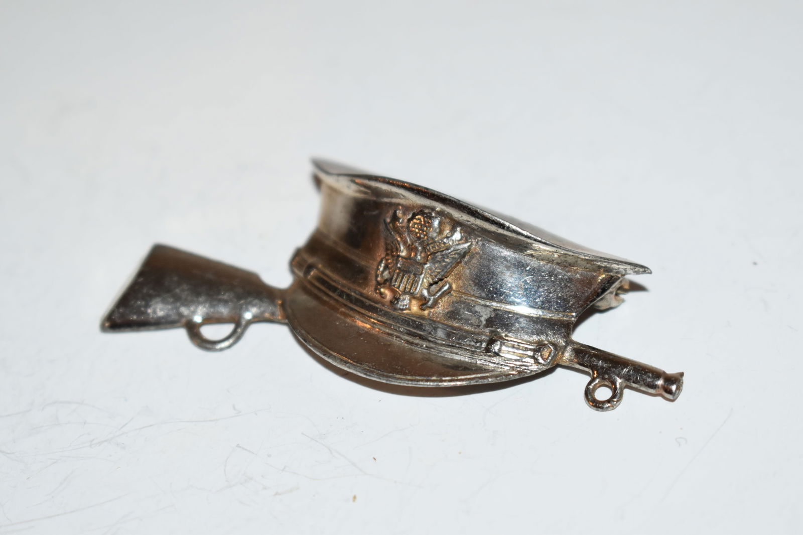 ww2 ? Vintage military hat riffle Brooch pin (1 of 5)