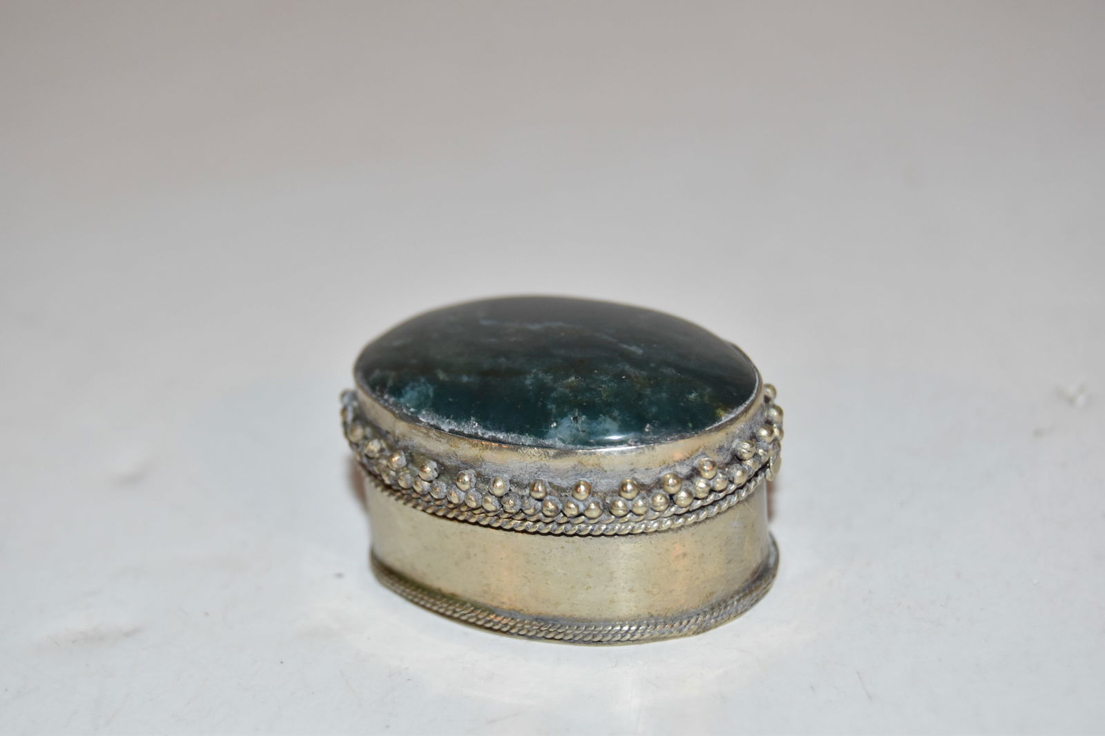 Vintage Old Pill Case 1 3/4" x 1 3/8": Vintage Old Pill Case 1 3/4" x 1 3/8" Please view all photos as they are part of the description and condition of this Item, Feel free to contact me with questions or picture requests! Used Item AS IS