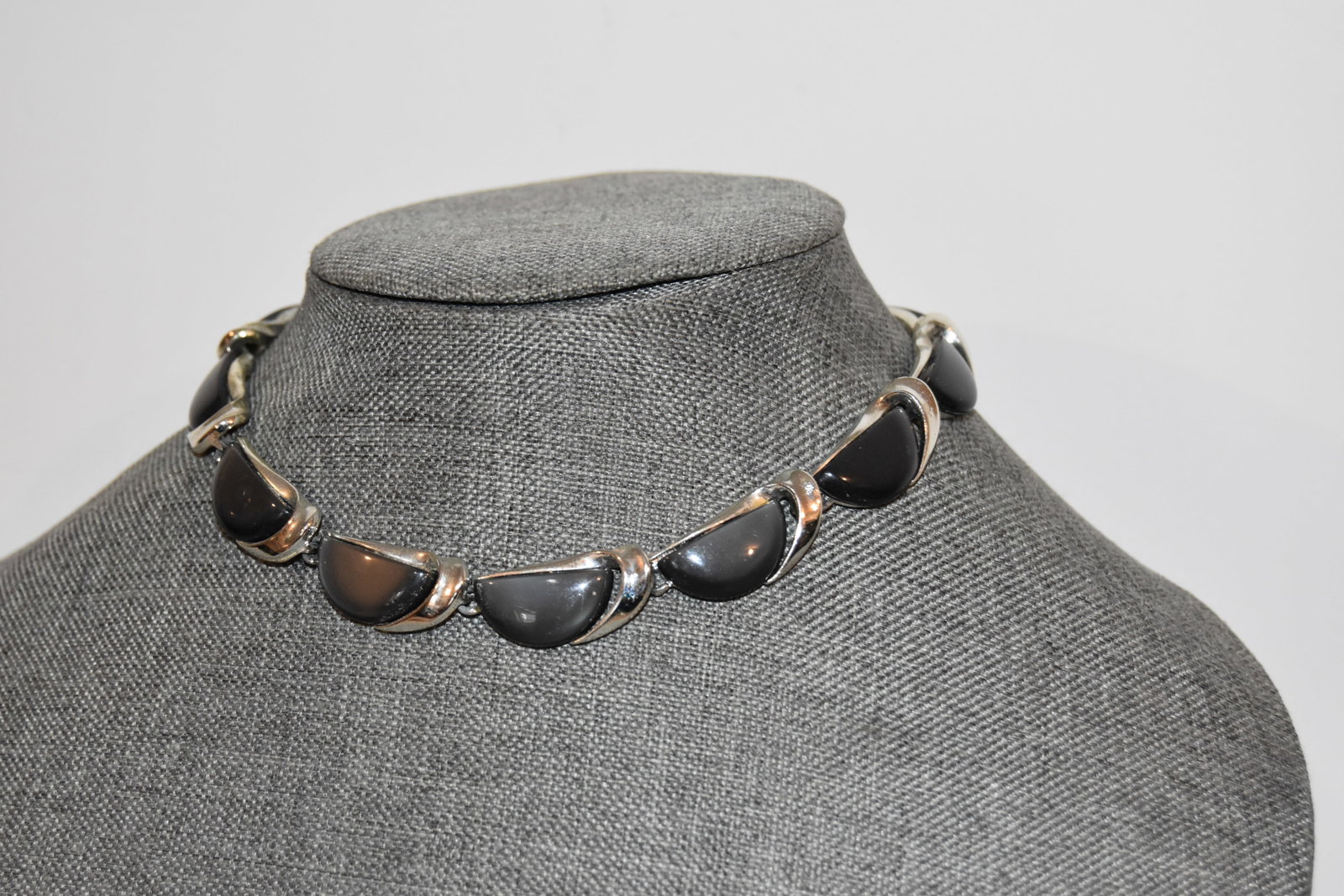 Vintage Lisner choker Necklace: Vintage Lisner choker Necklace Please view all photos as they are part of the description and condition of this Item, Feel free to contact me with questions or picture requests! Used Item AS IS