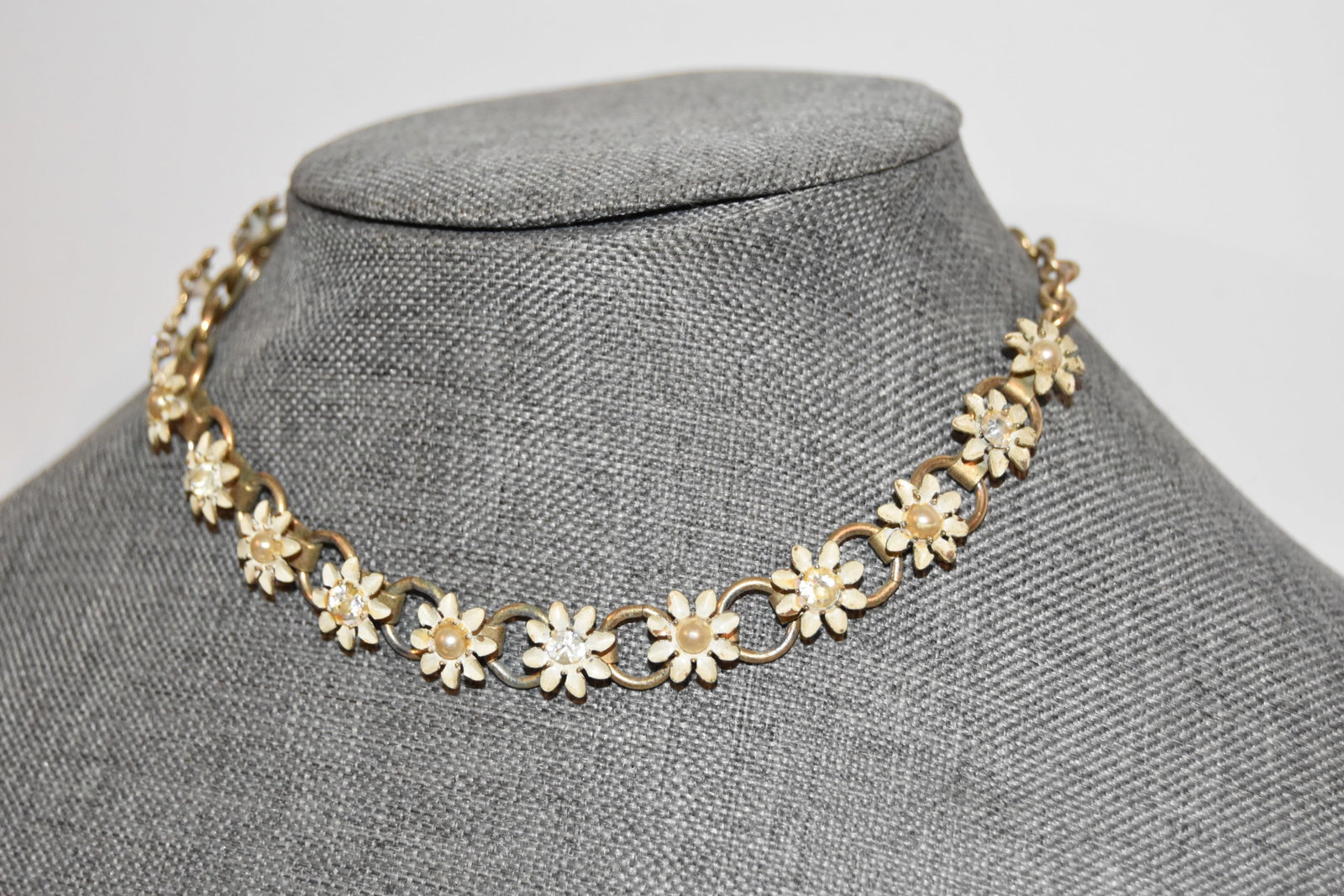 Vintage enamel daisy flower Necklace: Vintage enamel daisy flower Necklace Please view all photos as they are part of the description and condition of this Item, Feel free to contact me with questions or picture requests! Used Item AS IS