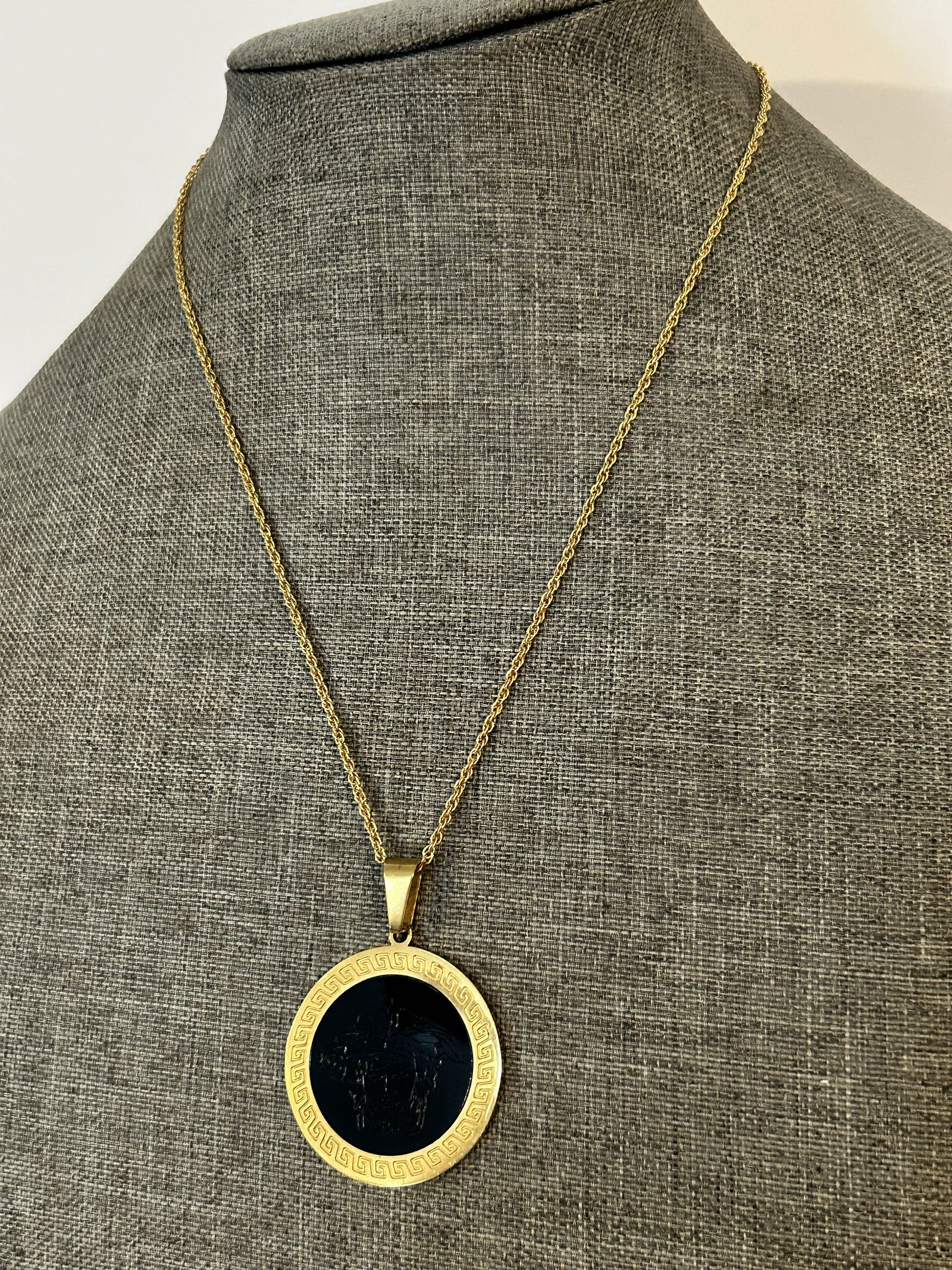 Vintage gold tone pendant Necklace: Vintage gold tone pendant Necklace Please view all photos as they are part of the description and condition of this Item, Feel free to contact me with questions or picture requests! Used Item AS IS