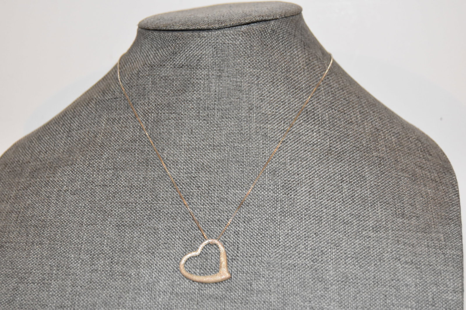 Vintage Sterling Silver Thailand heart Necklace: Vintage Sterling Silver Thailand heart Necklace Please view all photos as they are part of the description and condition of this Item, Feel free to contact me with questions or picture requests! Used 