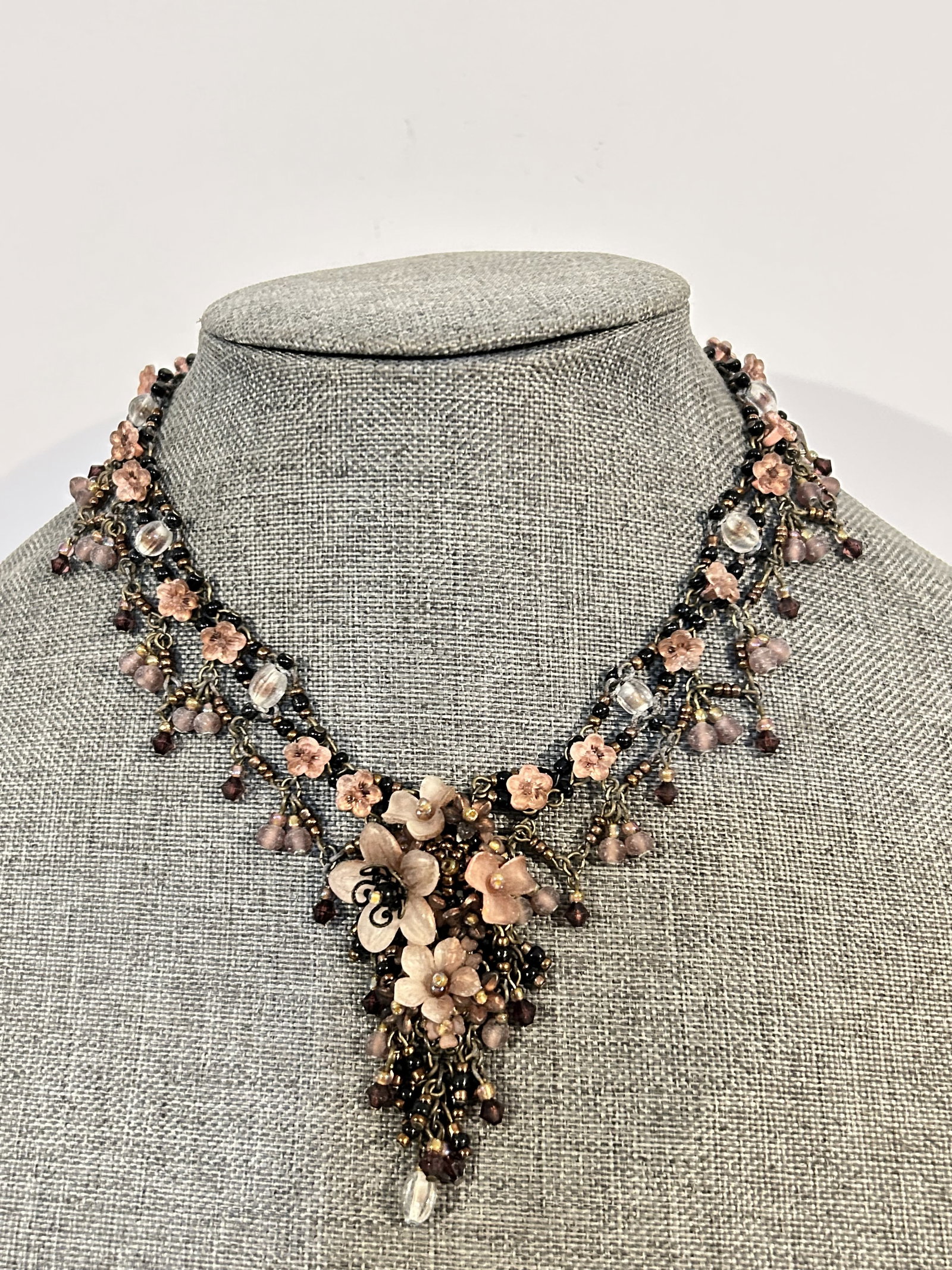 Vintage Statement Necklace: Vintage Statement Necklace Please view all photos as they are part of the description and condition of this Item, Feel free to contact me with questions or picture requests! Used Item AS IS