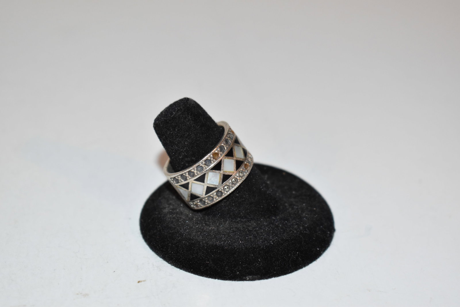 Vintage Sterling Silver onyx mother of pearl thailand Ring sz 8: Vintage Sterling Silver onyx mother of pearl thailand Ring sz 8 Please view all photos as they are part of the description and condition of this Item, Feel free to contact me with questions or picture