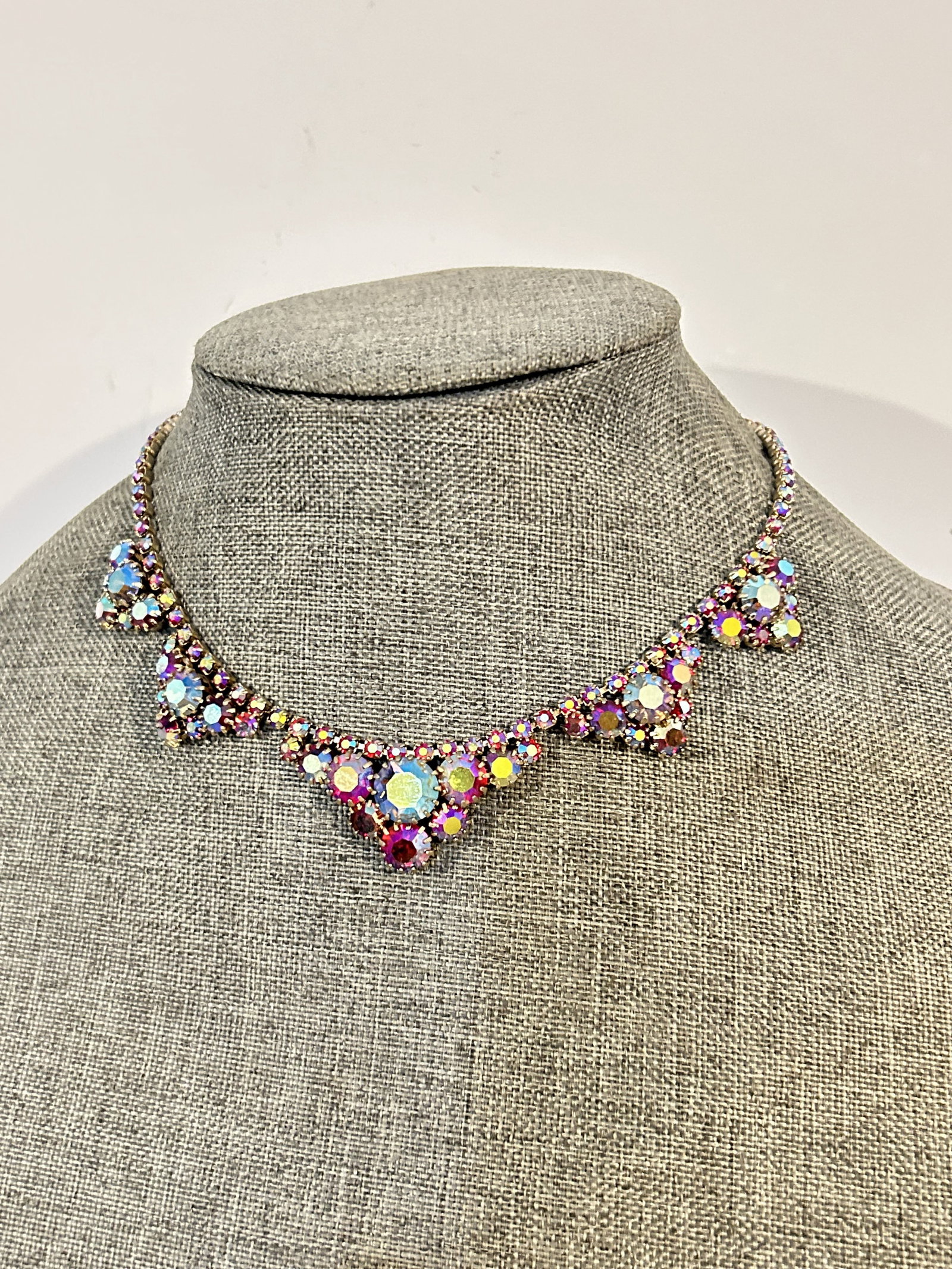 Vintage rhine stone choker colorful Necklace: Vintage rhine stone choker colorful Necklace Please view all photos as they are part of the description and condition of this Item, Feel free to contact me with questions or picture requests! Used Ite
