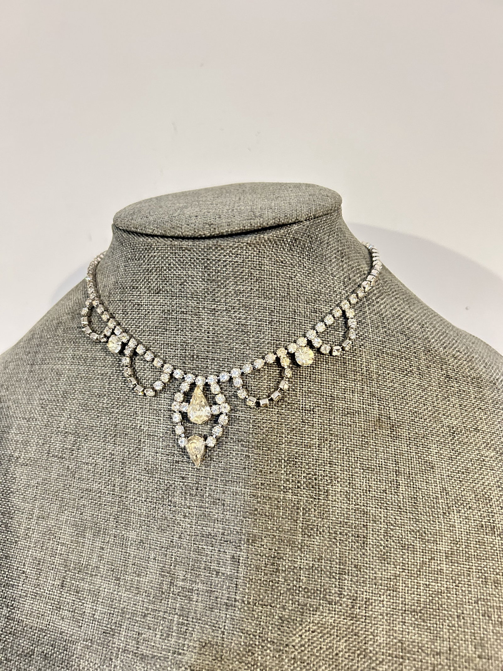 Vintage rhinestone choker Necklace: Vintage rhinestone choker Necklace Please view all photos as they are part of the description and condition of this Item, Feel free to contact me with questions or picture requests! Used Item AS IS
