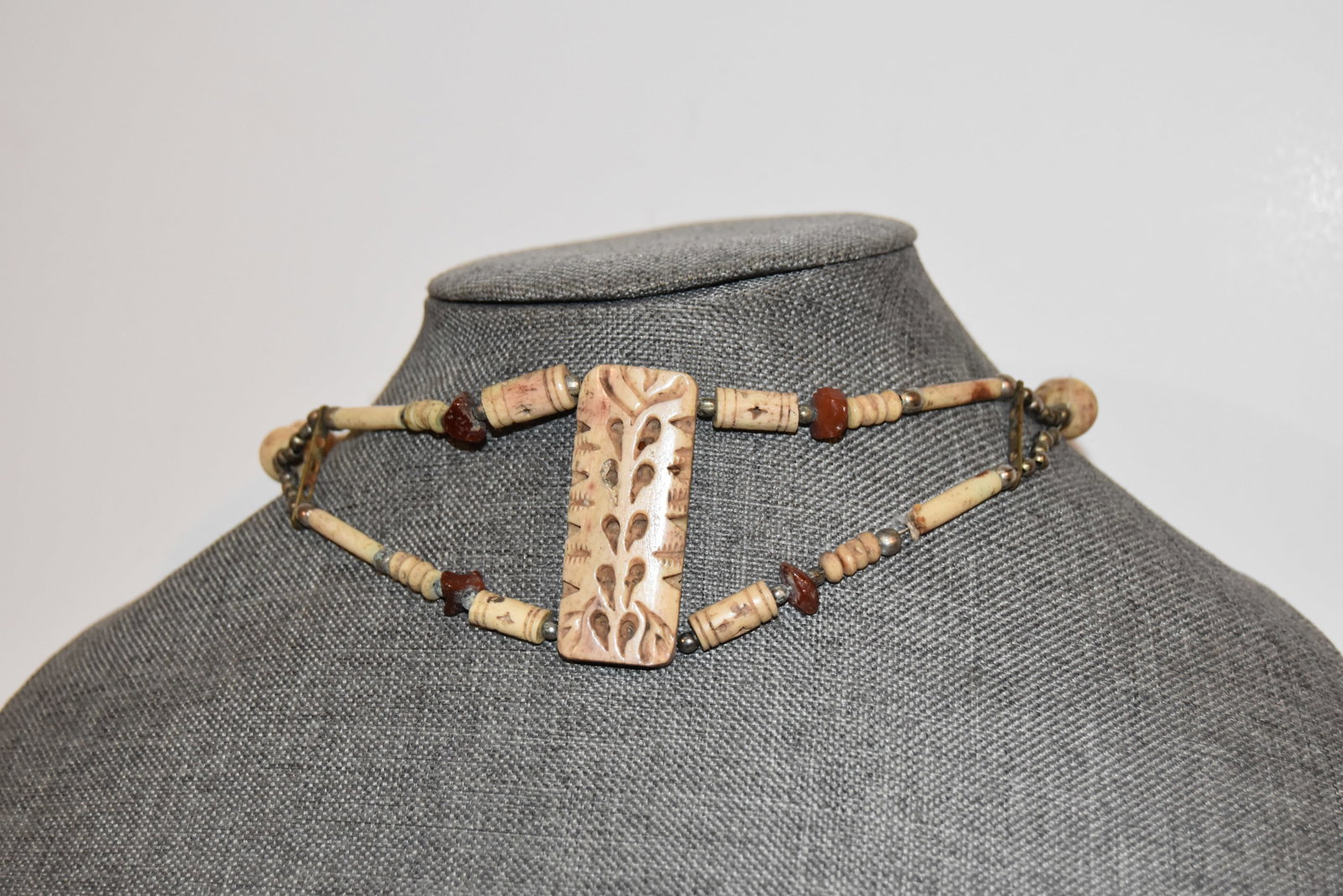Vintage bovine bone indian choker necklace: Vintage bovine bone indian choker necklace Please view all photos as they are part of the description and condition of this Item, Feel free to contact me with questions or picture requests! Used Item 