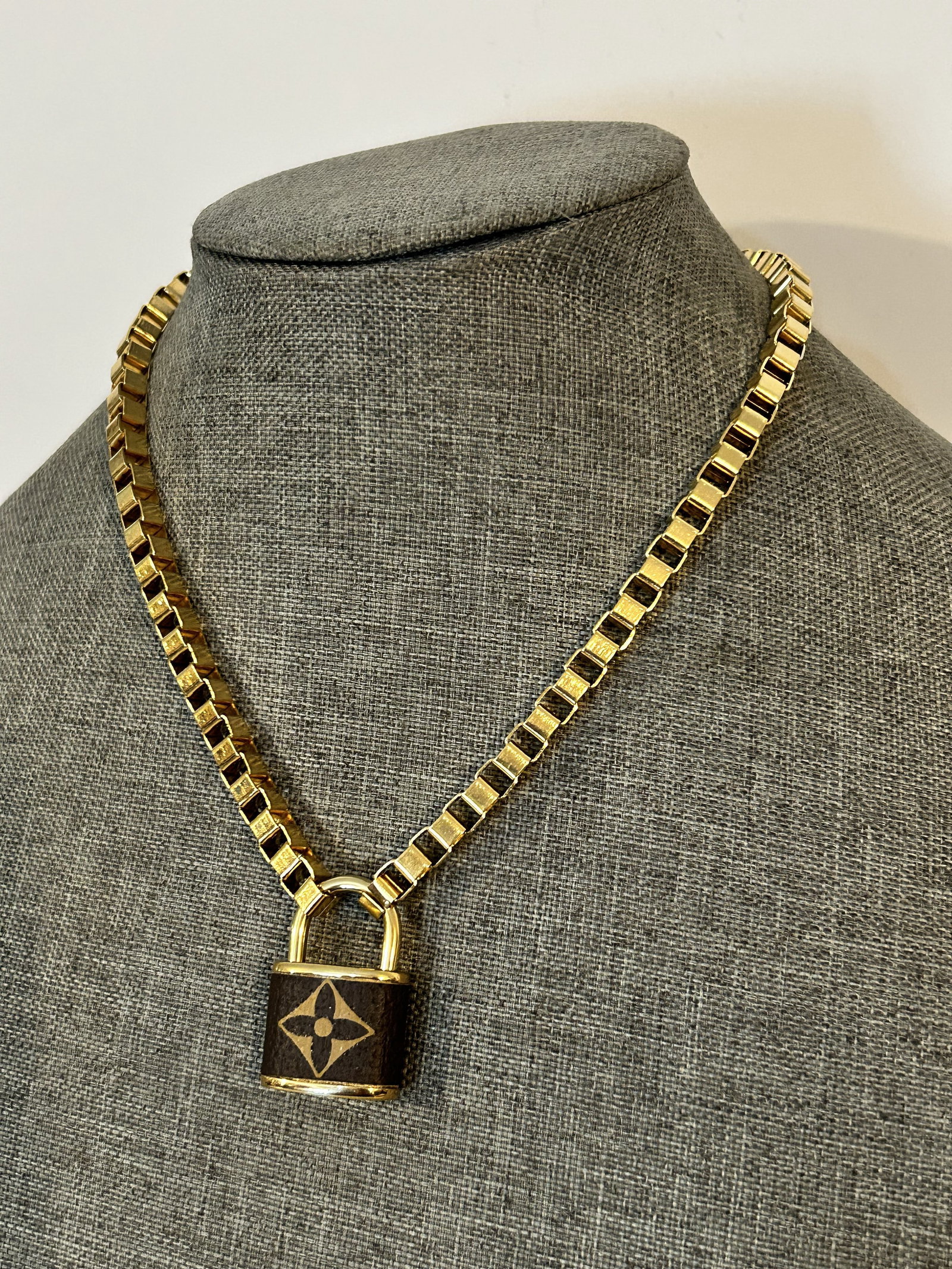 Non authenticated Louis Vuitton lock Necklace: Non authenticated Louis Vuitton lock Necklace Please view all photos as they are part of the description and condition of this Item, Feel free to contact me with questions or picture requests! Used It