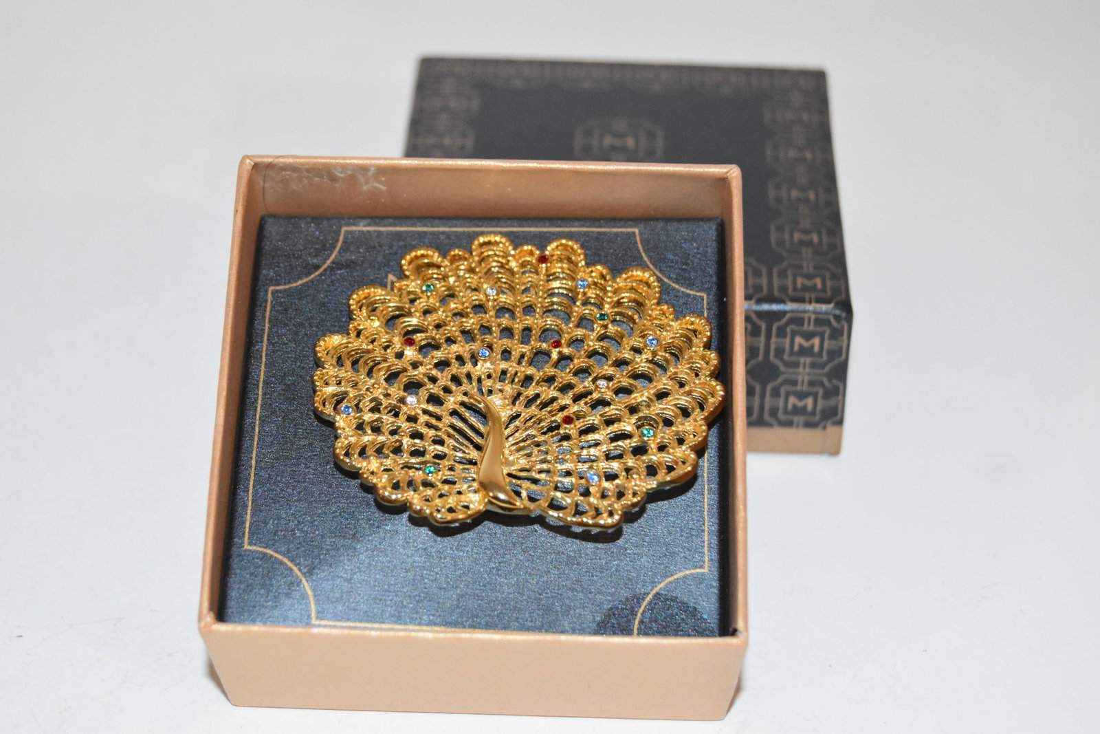 Vintage monet Brooch: Vintage monet Brooch Please view all photos as they are part of the description and condition of this Item, Feel free to contact me with questions or picture requests! Used Item AS IS