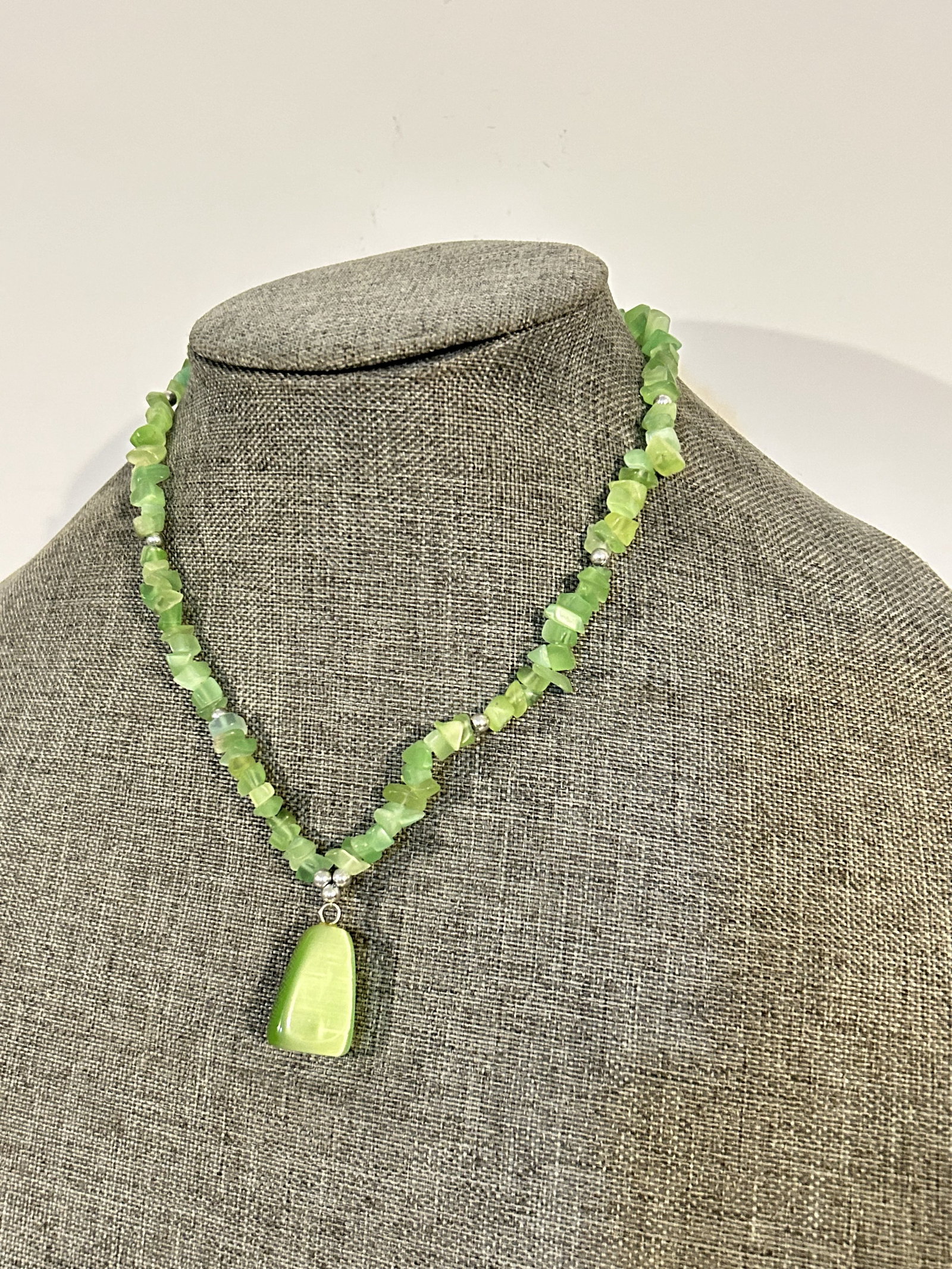 Vintage Old green stone Beaded pendant Necklace 16" (1 of 4)