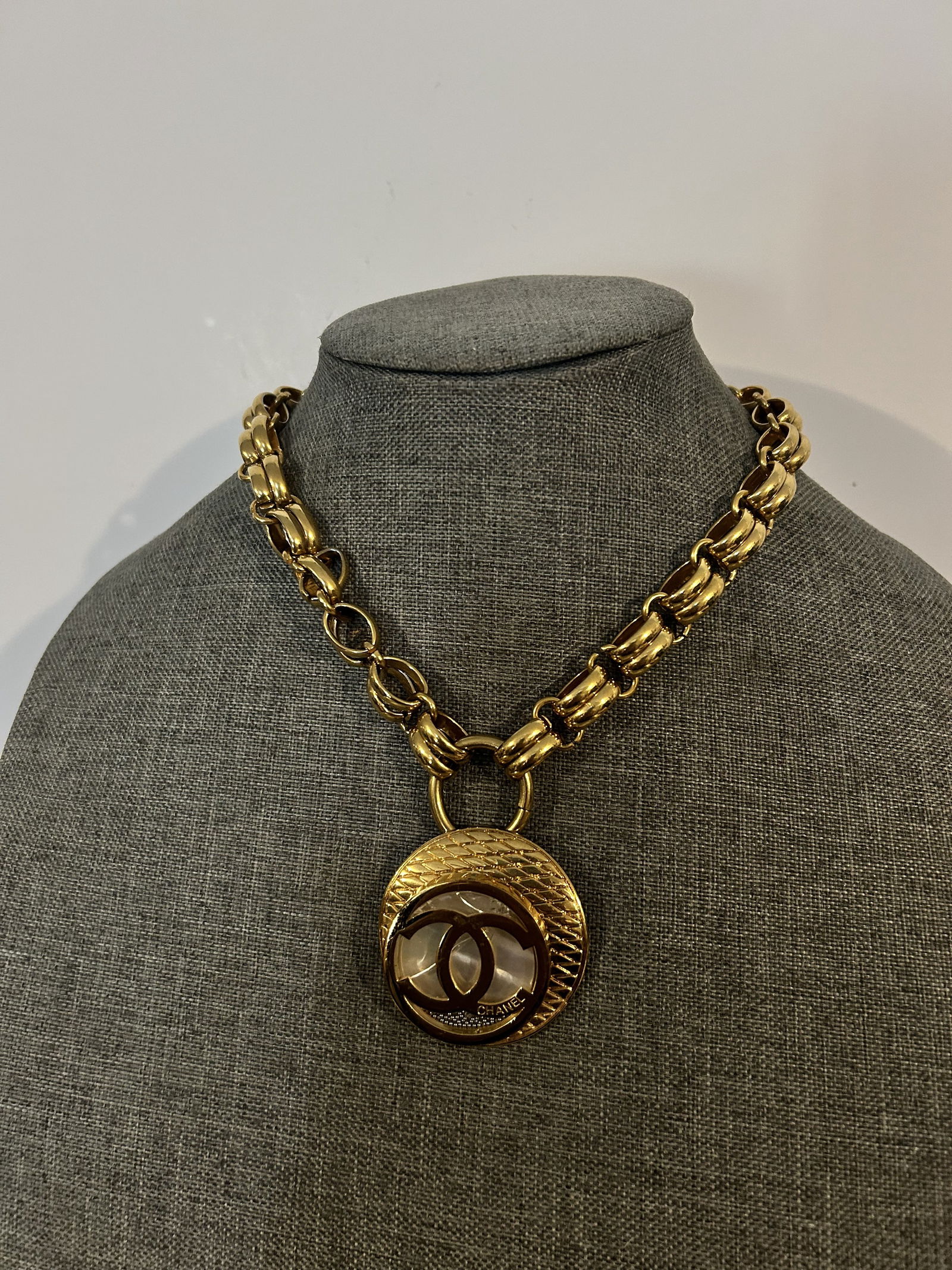 Non authenticated Chanel pendant Necklace 14" has a crack in the glass (1 of 5)