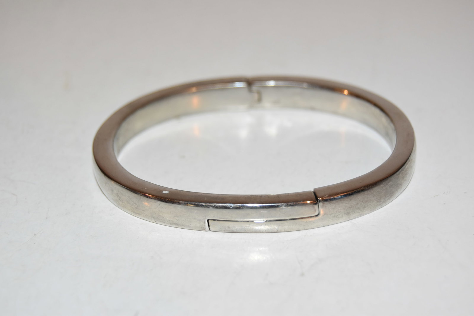 Vintage Bracelet: Vintage Bracelet Please view all photos as they are part of the description and condition of this Item, Feel free to contact me with questions or picture requests! Used Item AS IS