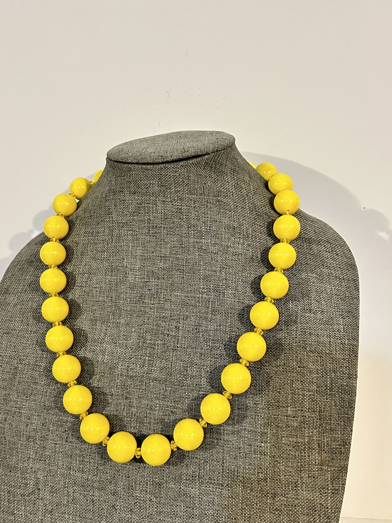 Vintage Old yellow large Beaded Necklace 22": Vintage Old yellow large Beaded Necklace 22" Please view all photos as they are part of the description and condition of this Item, Feel free to contact me with questions or picture requests! Used Ite
