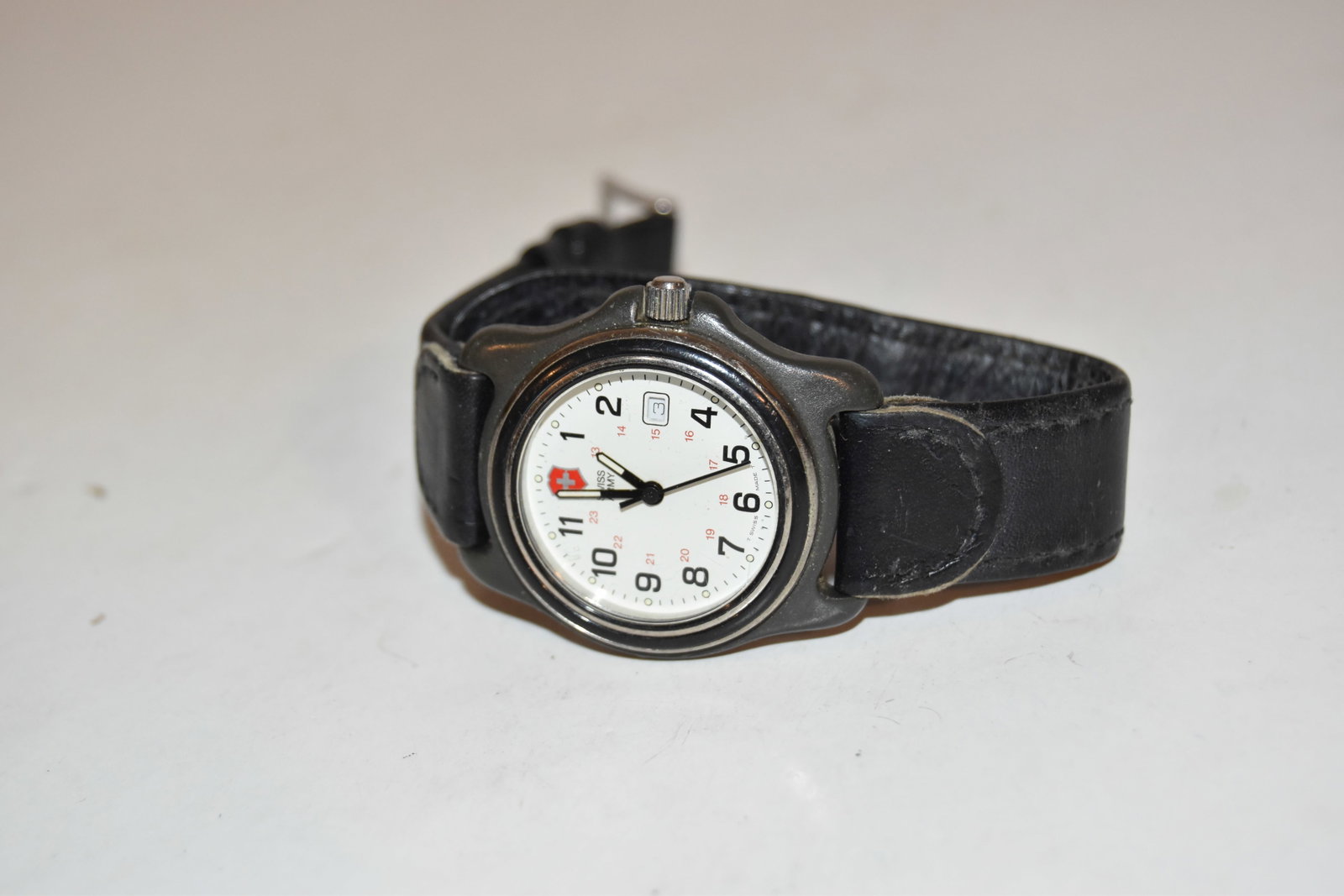 Vintage Victorinox Swiss Army Men Silver Tone Date Quartz Analog Watch works great!!!!: Vintage Victorinox Swiss Army Men Silver Tone Date Quartz Analog Watch works great!!!! Please view all photos as they are part of the description and condition of this Item, Feel free to contact me wi
