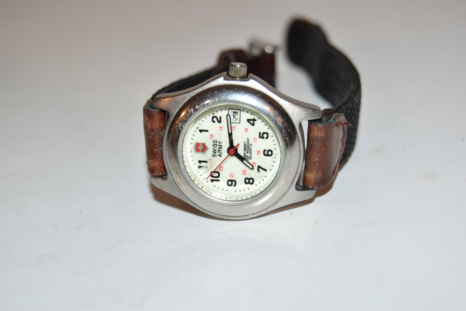 Vintage swiss army watch 1238 mens works great needs battery: Vintage swiss army watch 1238 mens works great needs battery Please view all photos as they are part of the description and condition of this Item, Feel free to contact me with questions or picture re