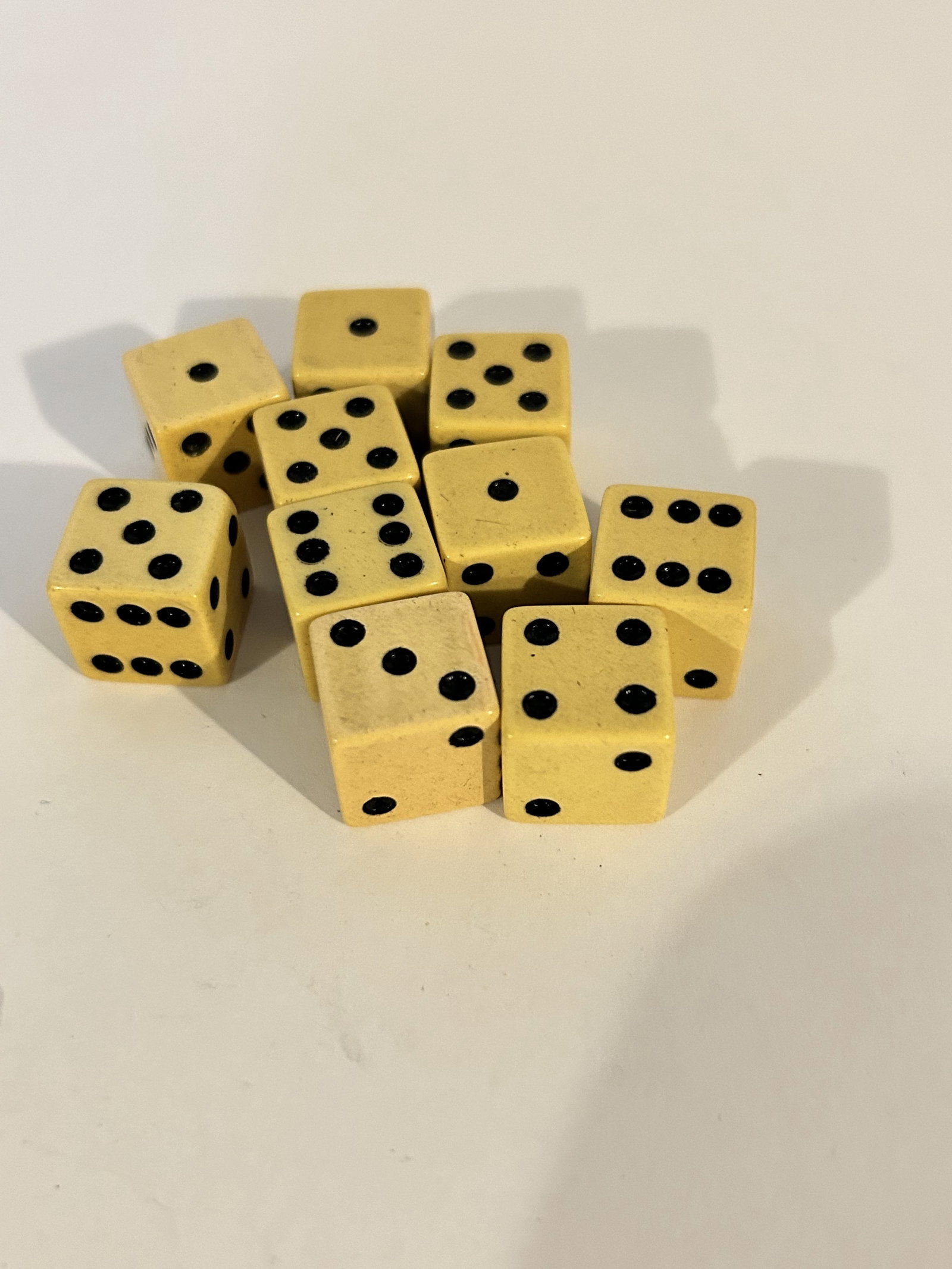 10 Vintage Bakalite Dice: 10 Vintage Bakalite Dice Please view all photos as they are part of the description and condition of this Item, Feel free to contact me with questions or picture requests! Used Item AS IS
