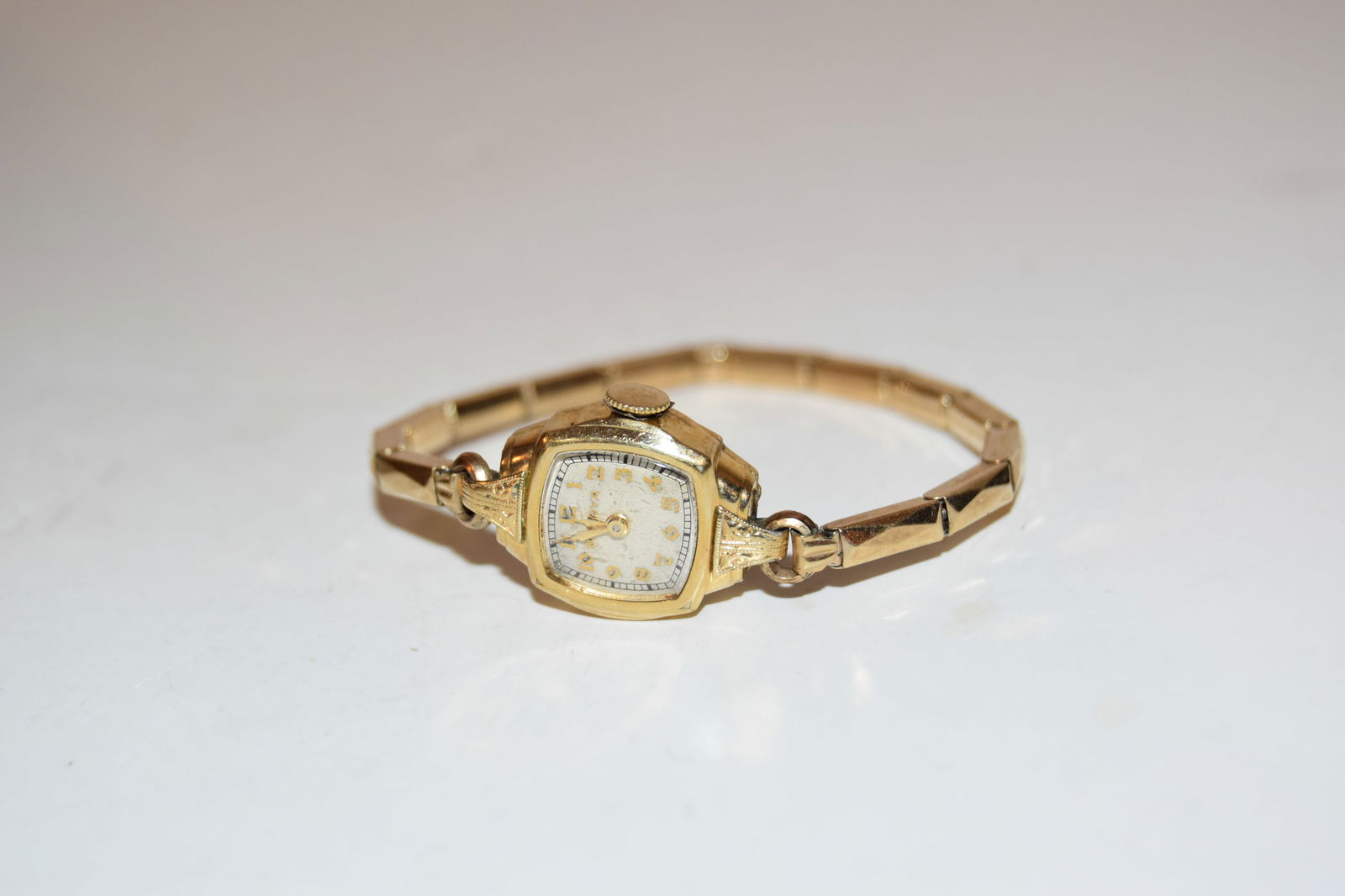 Vintage Bulova 17 Jewels gold filled Watch works great!!!: Vintage Bulova 17 Jewels gold filled Watch works great!!! Please view all photos as they are part of the description and condition of this Item, Feel free to contact me with questions or picture reque