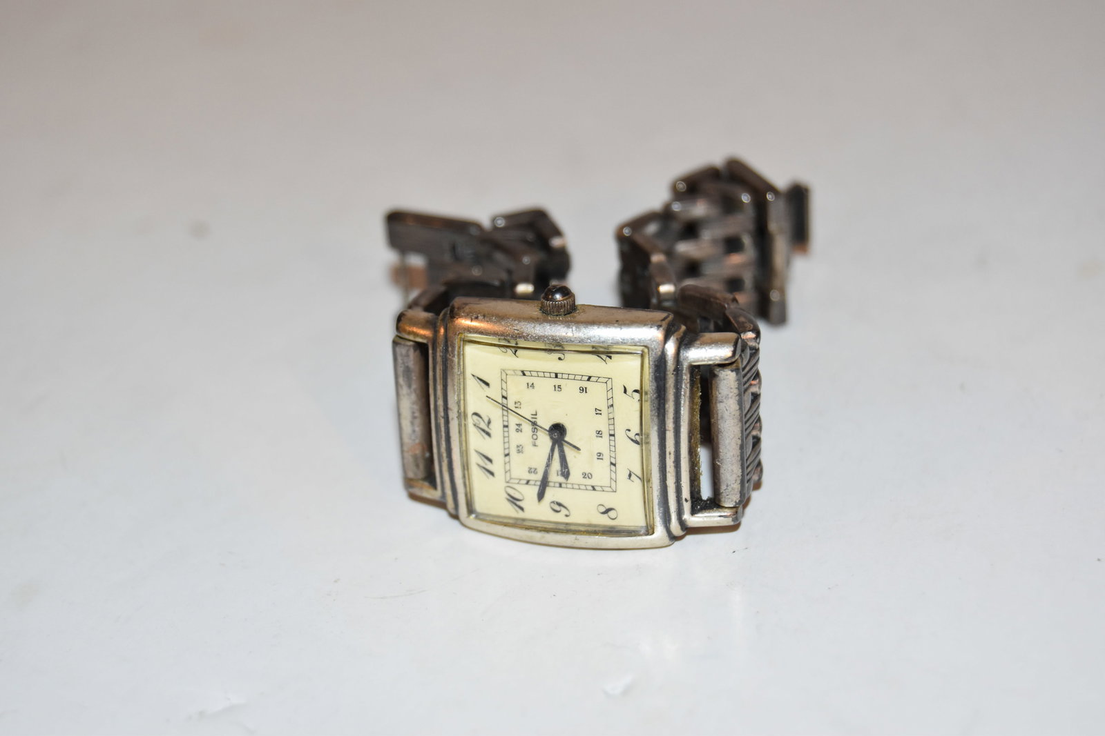 Vintage 1997 Fossil Art Deco Silver Bracelet Watch Curved Crystal VT-2462 works great!!!: Vintage 1997 Fossil Art Deco Silver Bracelet Watch Curved Crystal VT-2462 works great!!! Please view all photos as they are part of the description and condition of this Item, Feel free to contact me