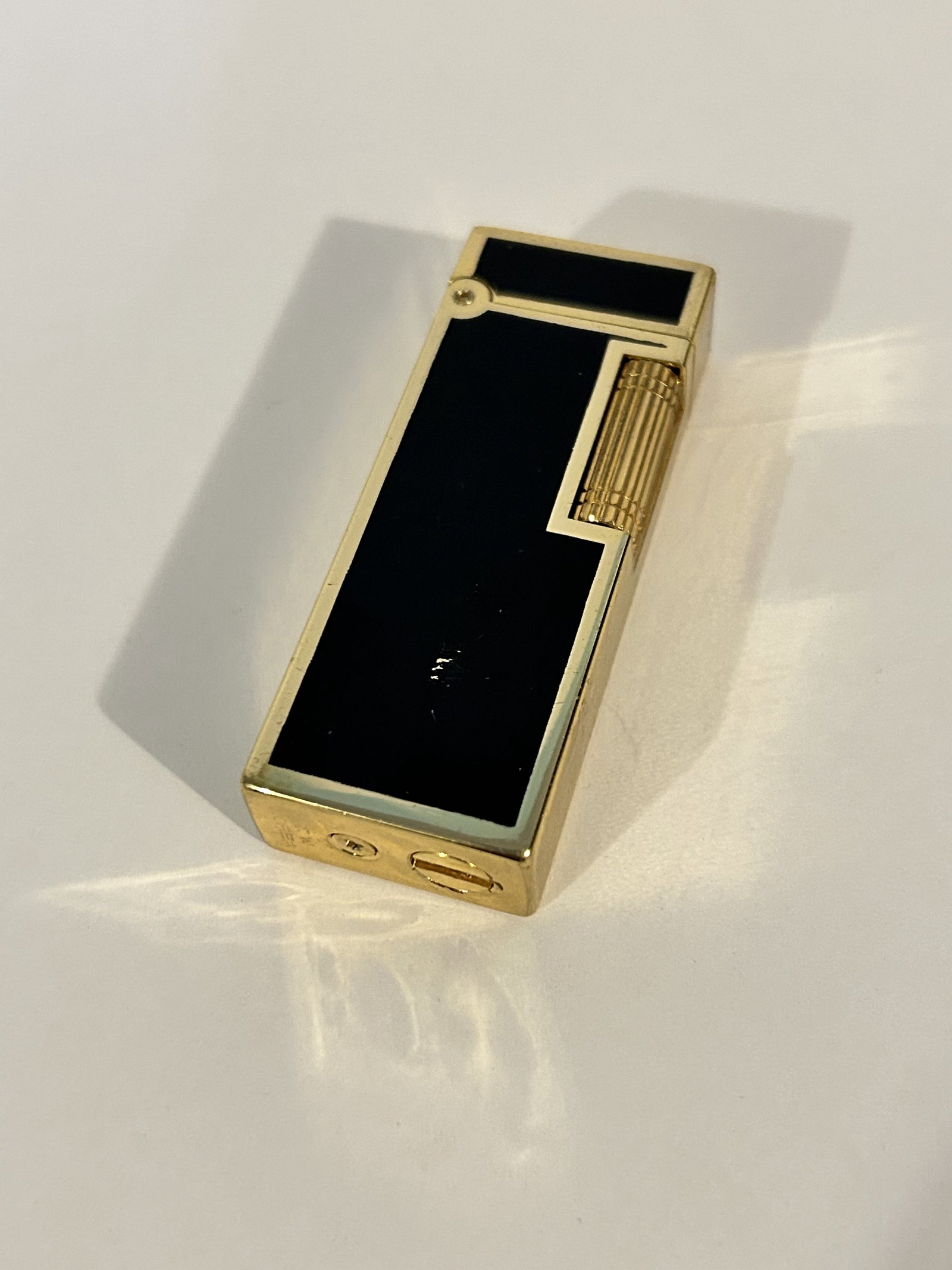 Vintage T.W Korea Lighter: Vintage T.W Korea Lighter Please view all photos as they are part of the description and condition of this Item, Feel free to contact me with questions or picture requests! Used Item AS IS