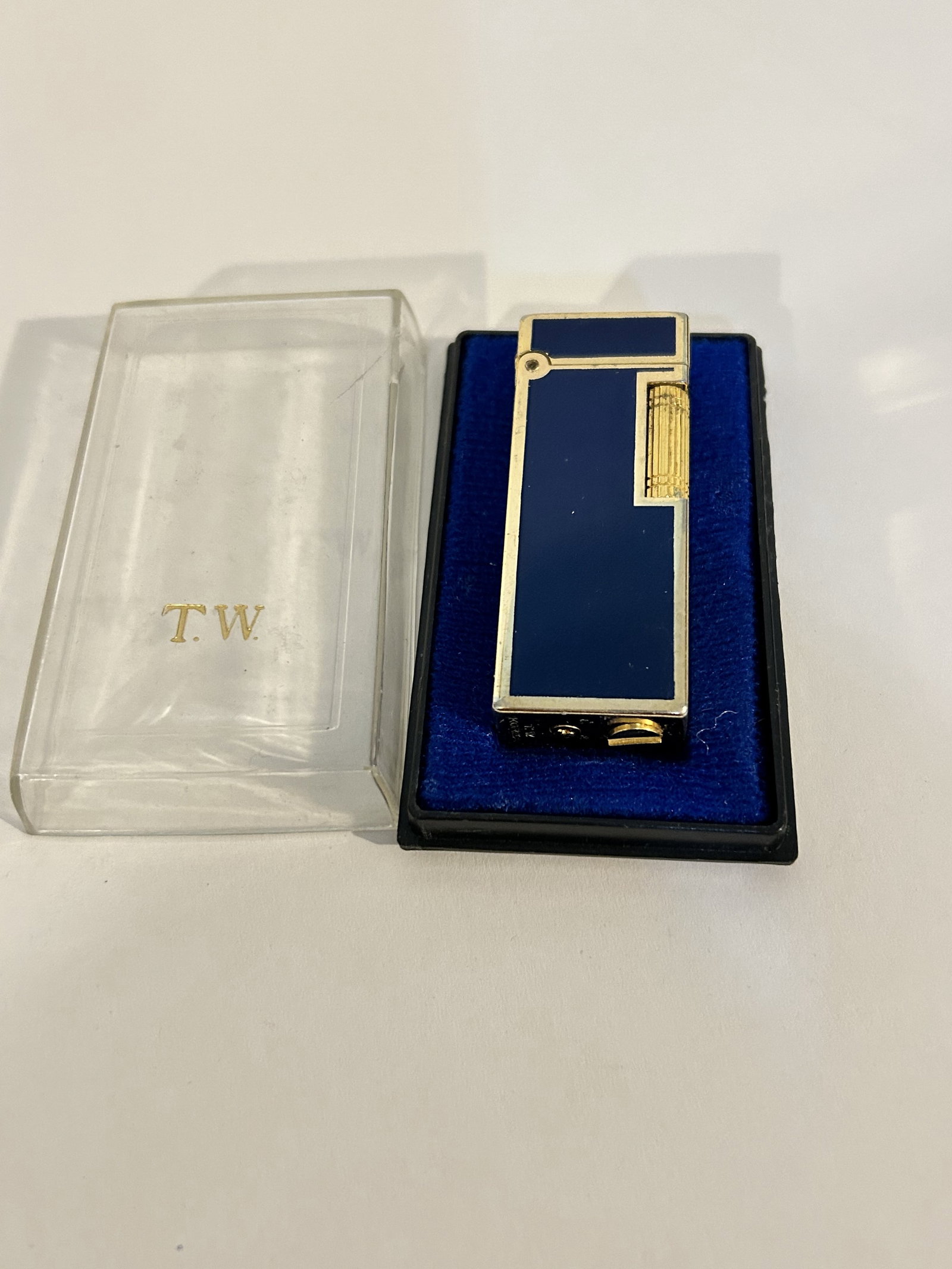 Vintage T.W Korea Lighter: Vintage T.W Korea Lighter Please view all photos as they are part of the description and condition of this Item, Feel free to contact me with questions or picture requests! Used Item AS IS