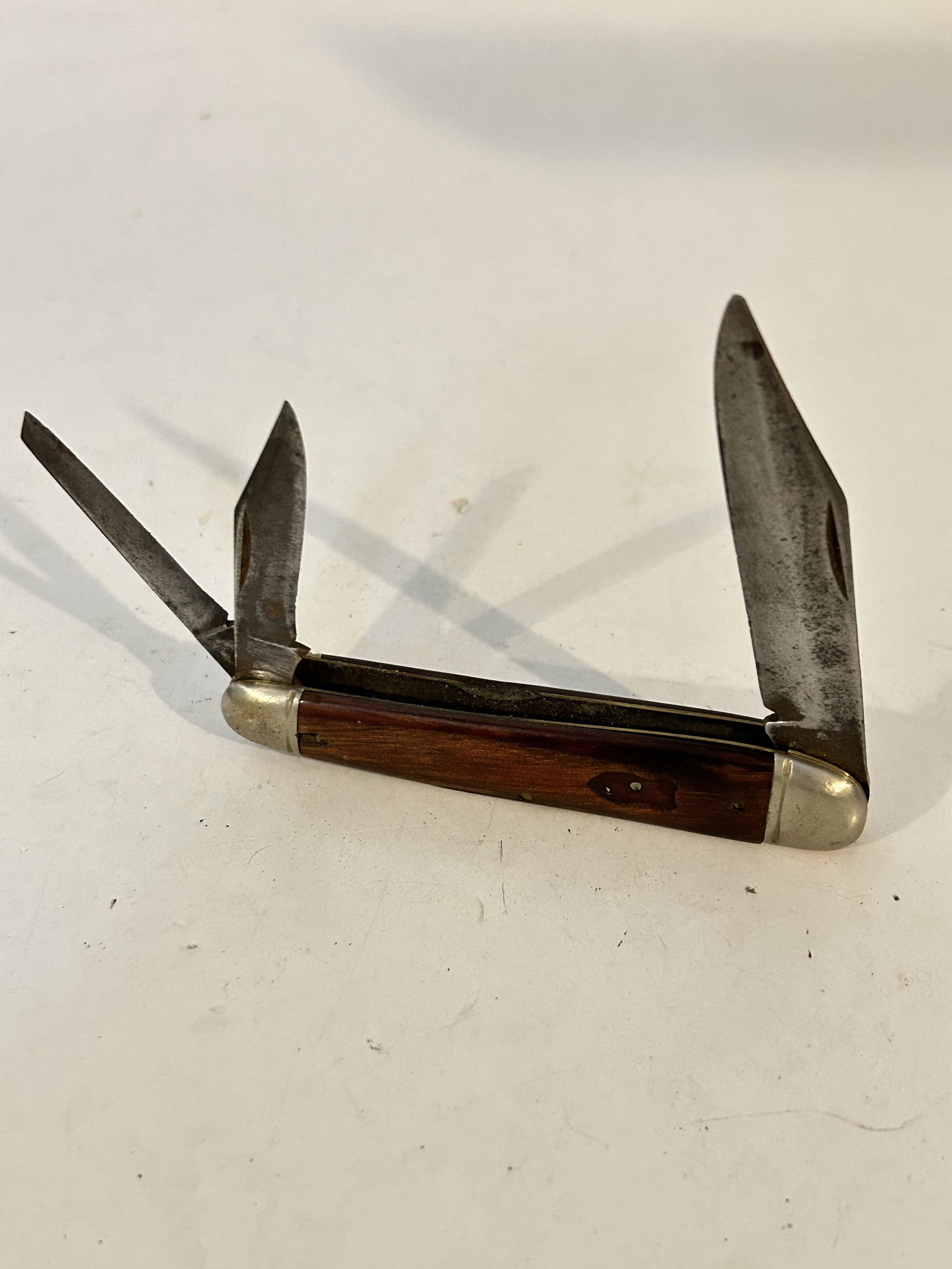 vintage schrade walden wood pocket knife missing emblem: vintage schrade walden wood pocket knife missing emblem Please view all photos as they are part of the description and condition of this Item, Feel free to contact me with questions or picture request